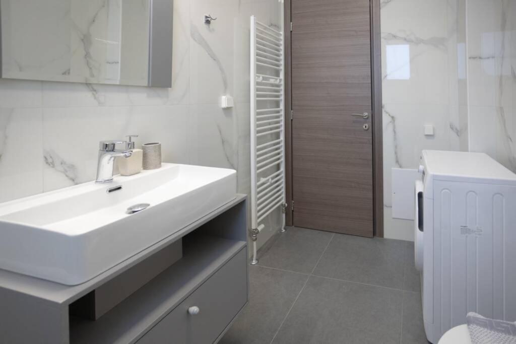 Mela Luxury Apartments Maroulas Luaran gambar